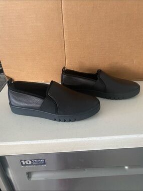 Vionic  Black Slip-On Shoes 7